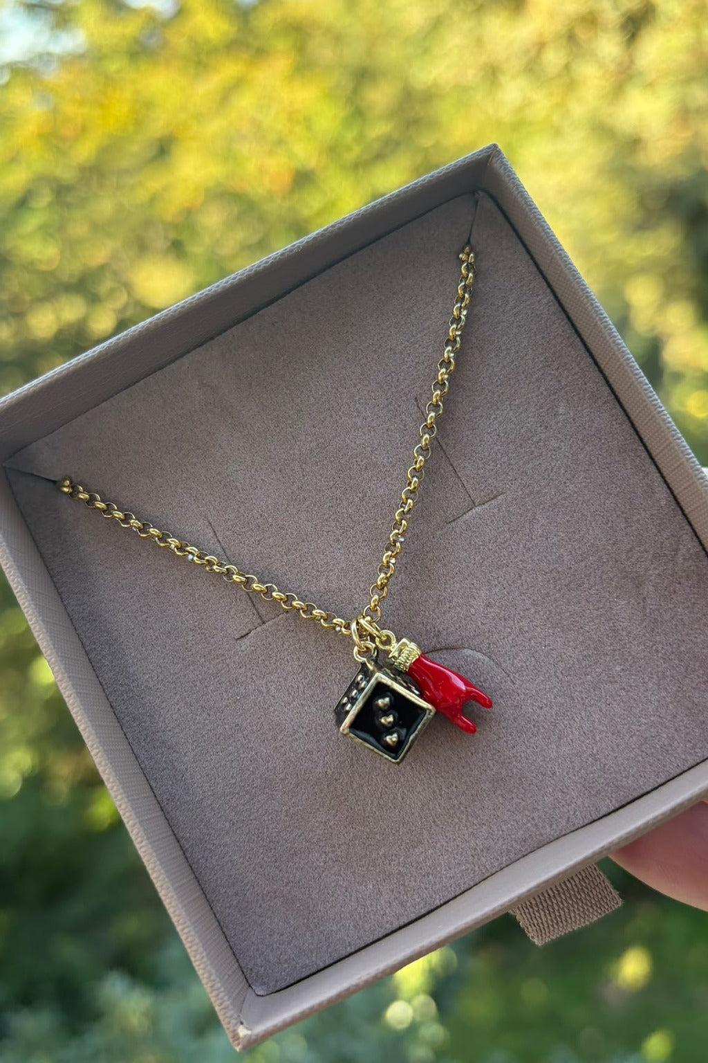 Collana 6548 Ready to Wear “Dado e mano cornuta”